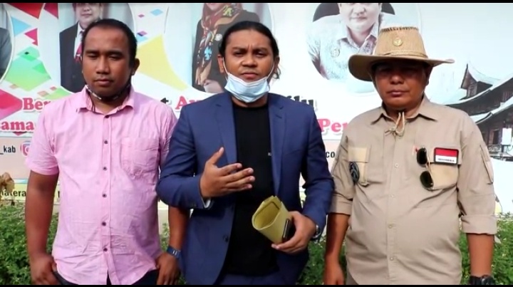 Tim kuasa hukum bersama tim pemenangan pasangan Panji-Yos nomor urut 1 saat jumpa pers terkait laporan di Bawaslu Kabupaten Dharmasraya